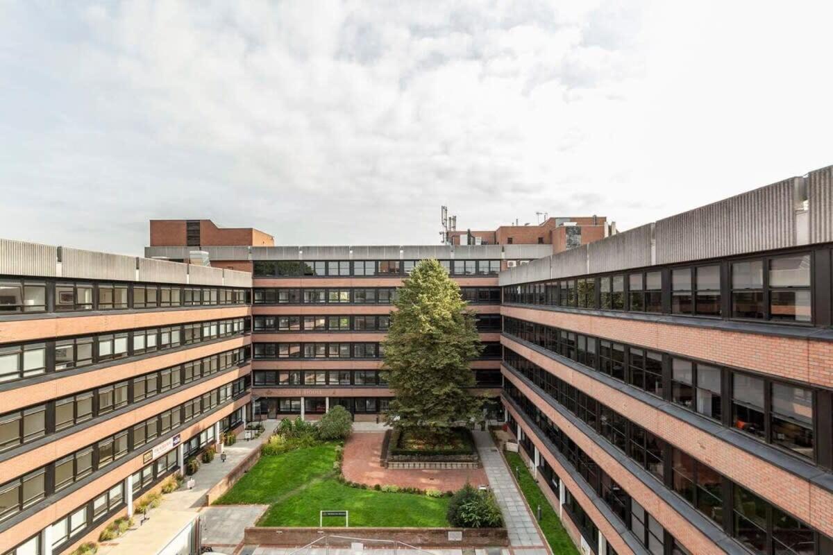 Bright Contemporary Studio In 东格林斯特德 外观 照片