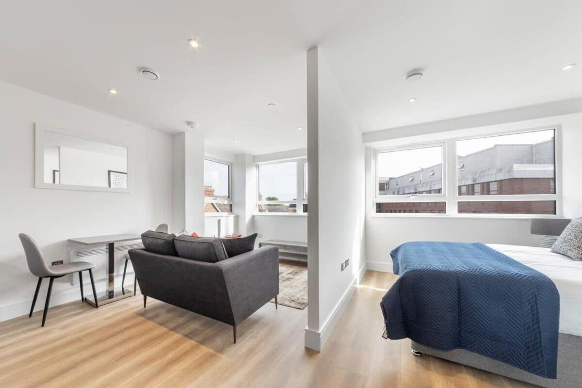 Bright Contemporary Studio In 东格林斯特德 外观 照片